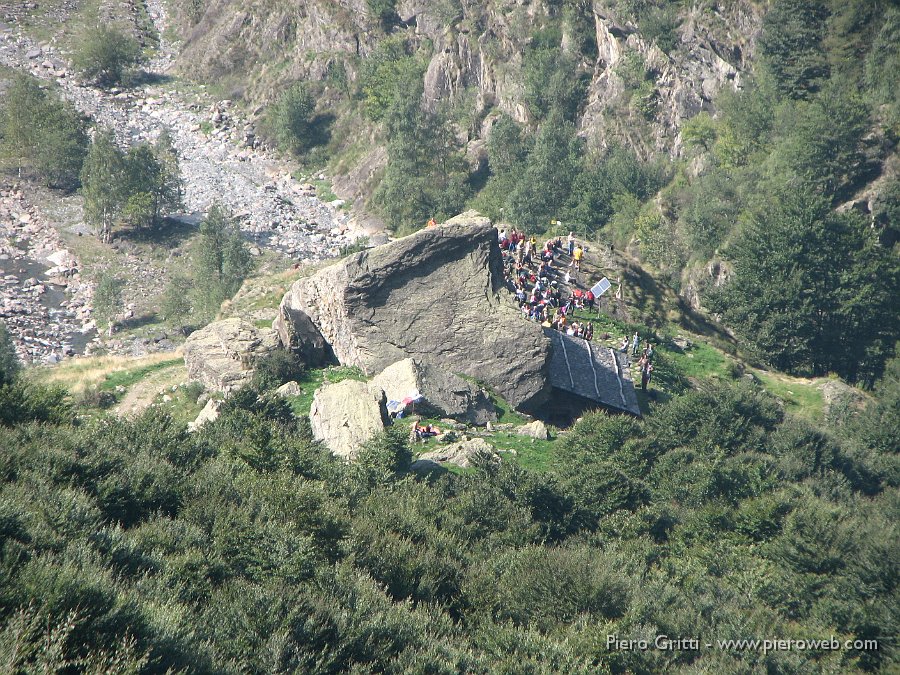 maslnaa-curo 093.jpg - Zoom sull'Osservatorio faunistco, in origine ricovero per pastori, ricavato sotto un enorme masso